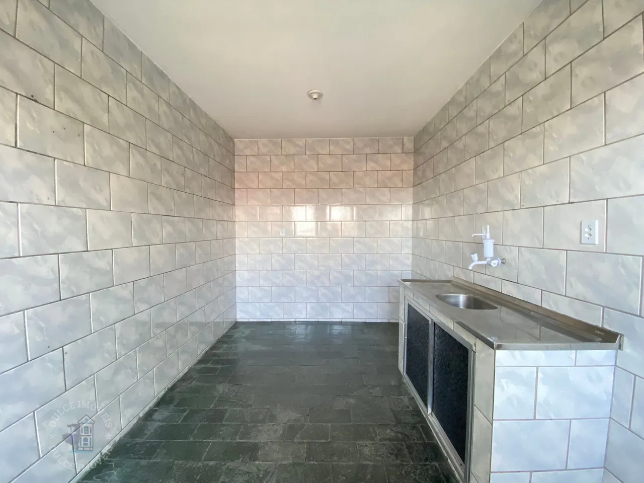 House with no parking: 1 bedroom and 1 bathroom — photo 2
