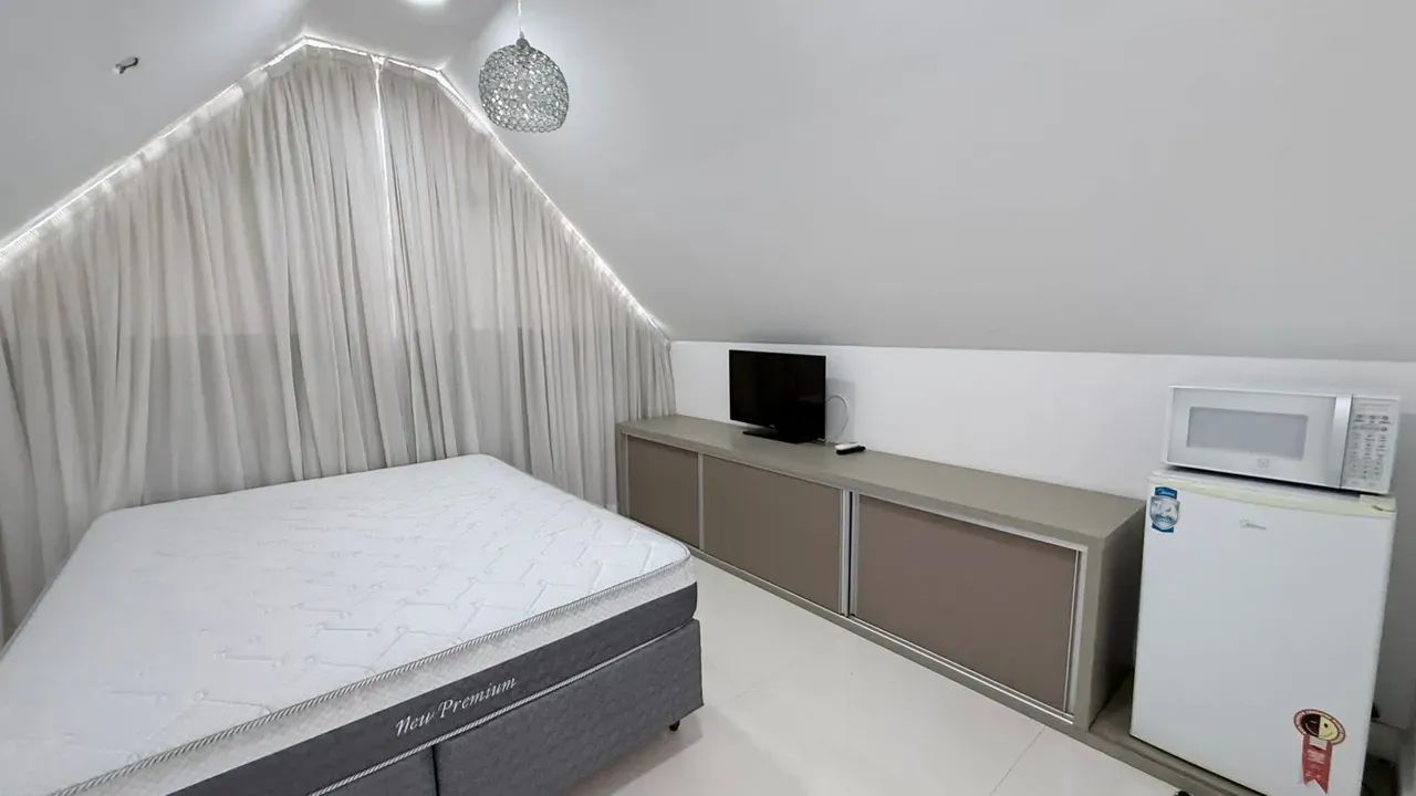 House with 6 bedrooms and an open kitchen with gas stove — photo 9