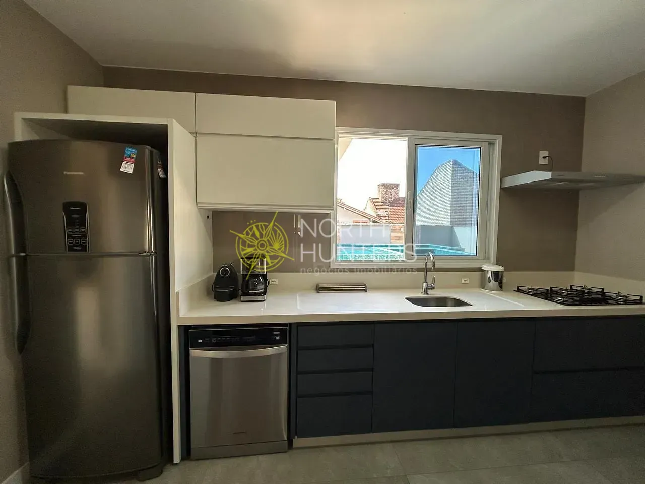 Furnished house with an open-plan integrated kitchen — photo 13