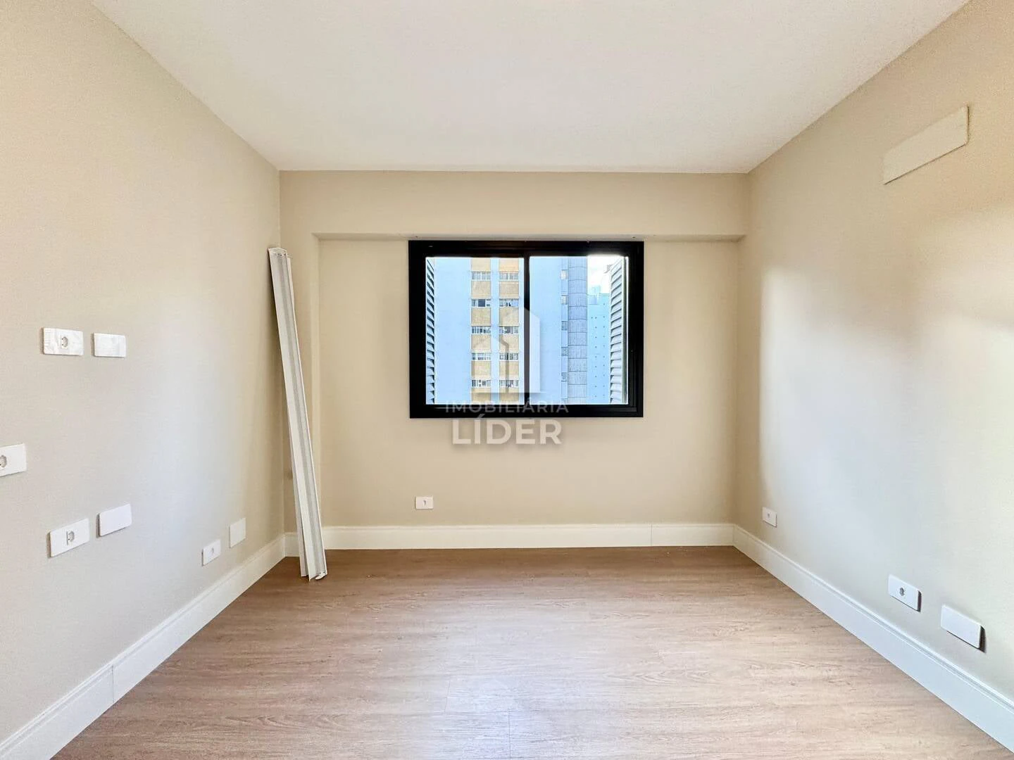 Apartment with 4 bedrooms and 3 parking spots, balcony — photo 9