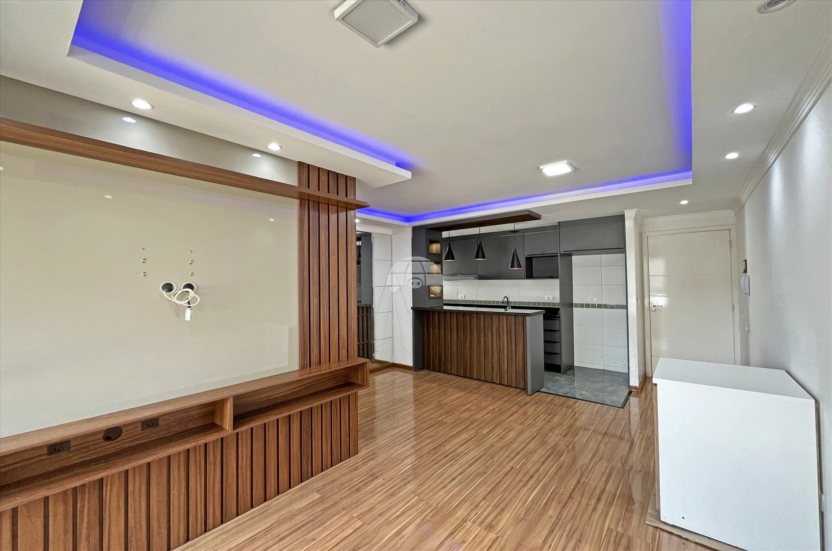 Balcony with a grill in a 2-bedroom apartment, 47 m² — photo 9