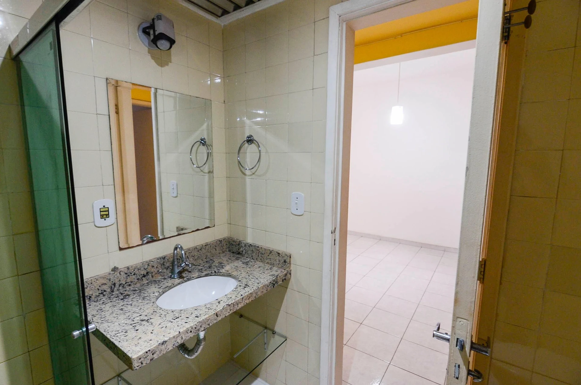 Unfurnished apartment with 2 bedrooms and a balcony — photo 19