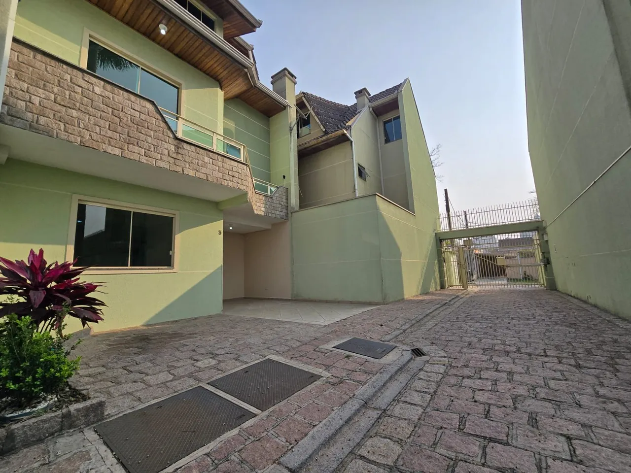 4-bedroom house with wood or laminate floors in Curitiba — photo 9