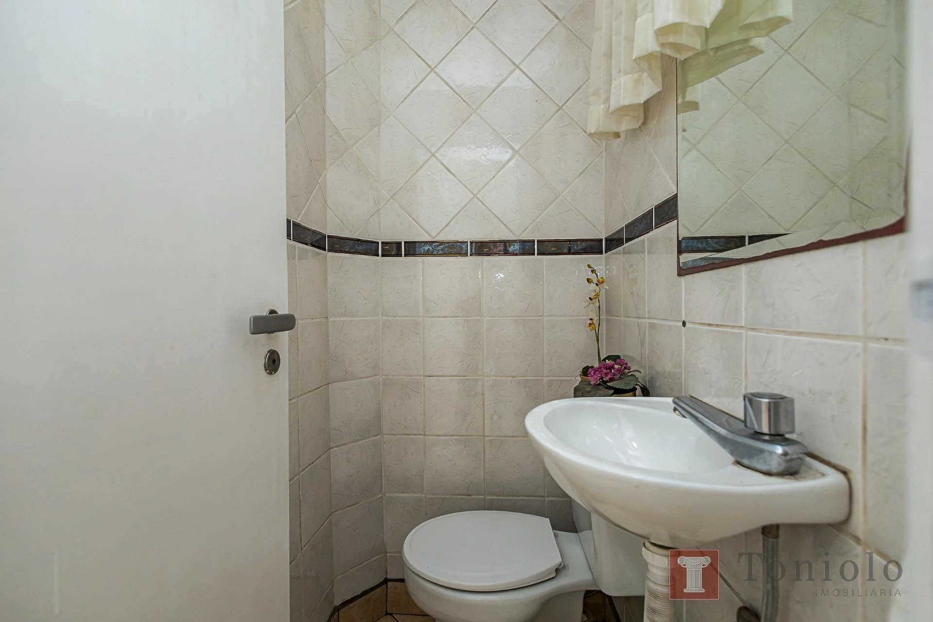 380 m² house with a bathtub and a walk-in closet — photo 16