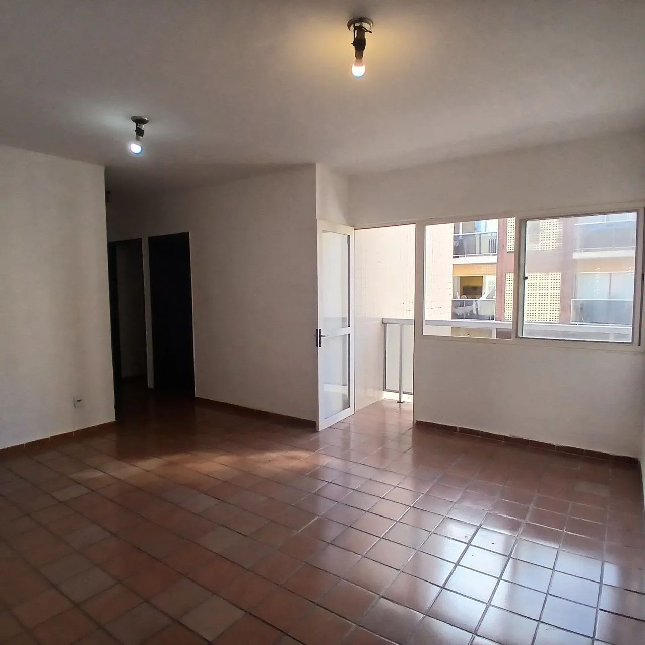 Unfurnished 3-bedroom apartment with a balcony — photo 16