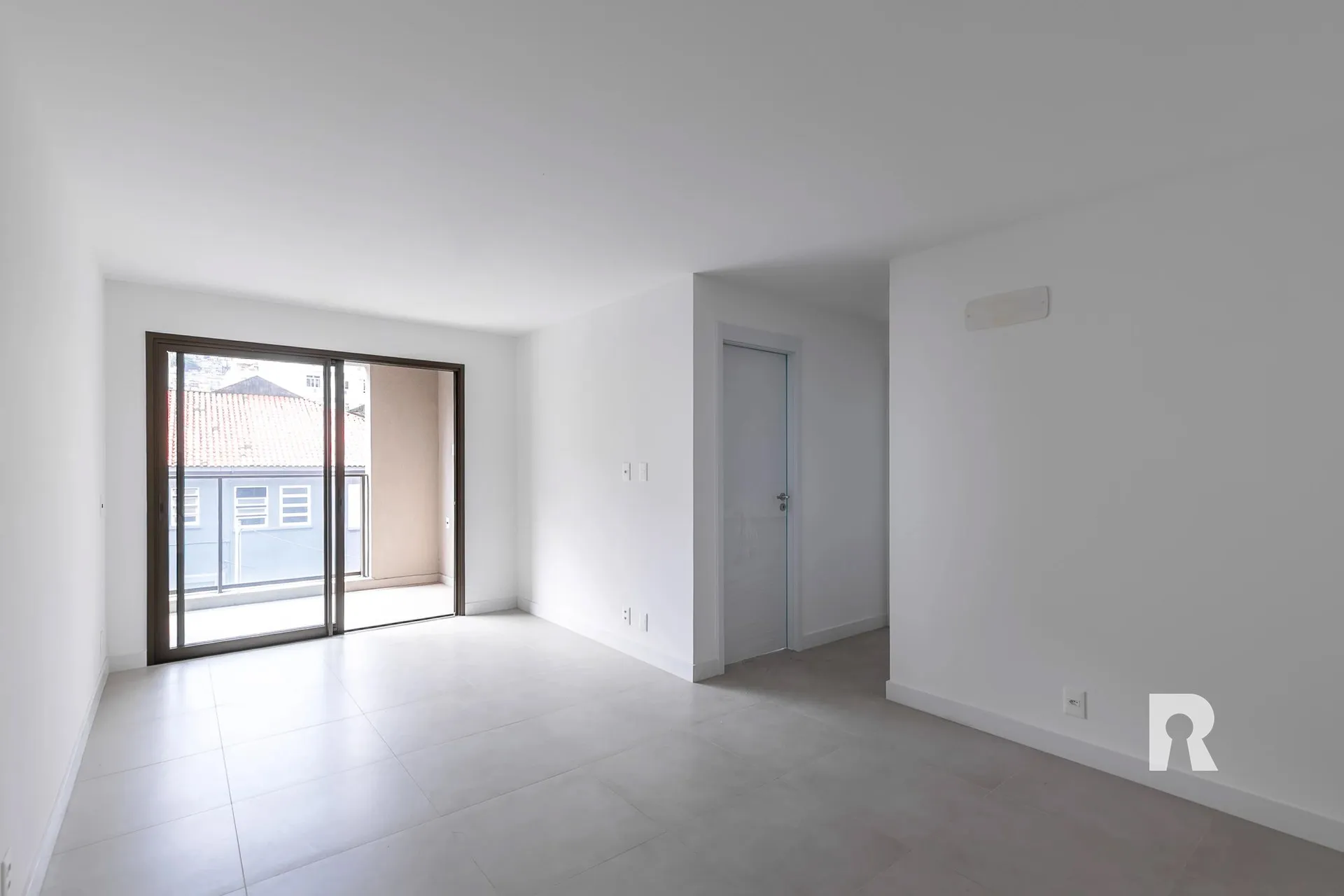 2-bedroom apartment with a mountain view — photo 4