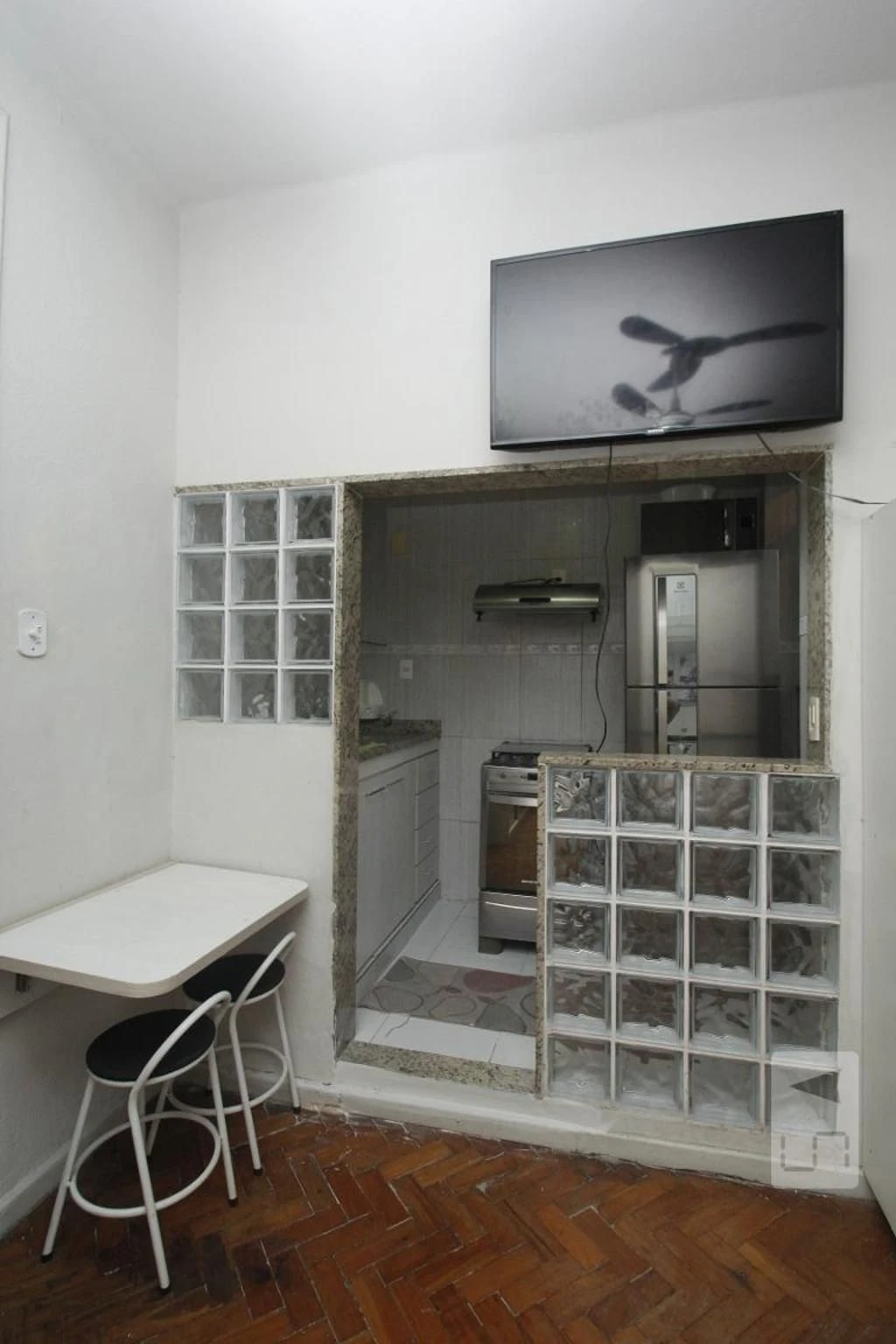 Furnished studio with 1 bedroom and glass shower enclosure — photo 2