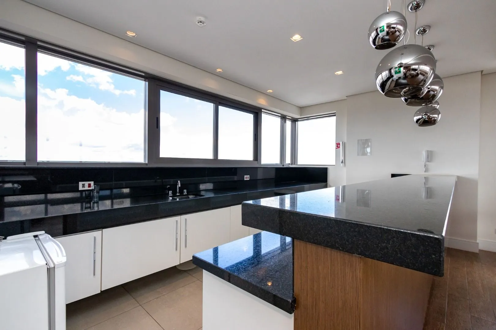 78 m² apartment with floor-to-ceiling windows and a bathtub — photo 48