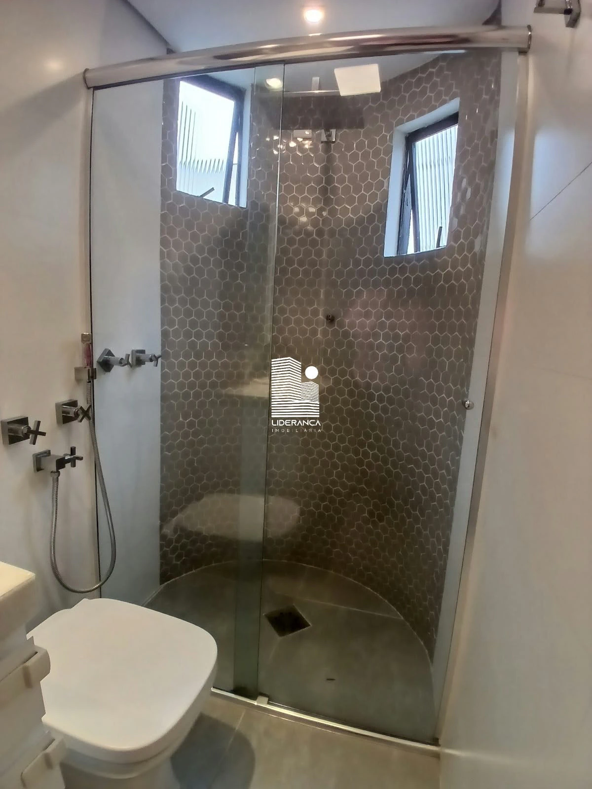 Apartamento com piso de madeira ou laminado, Centro — photo 12