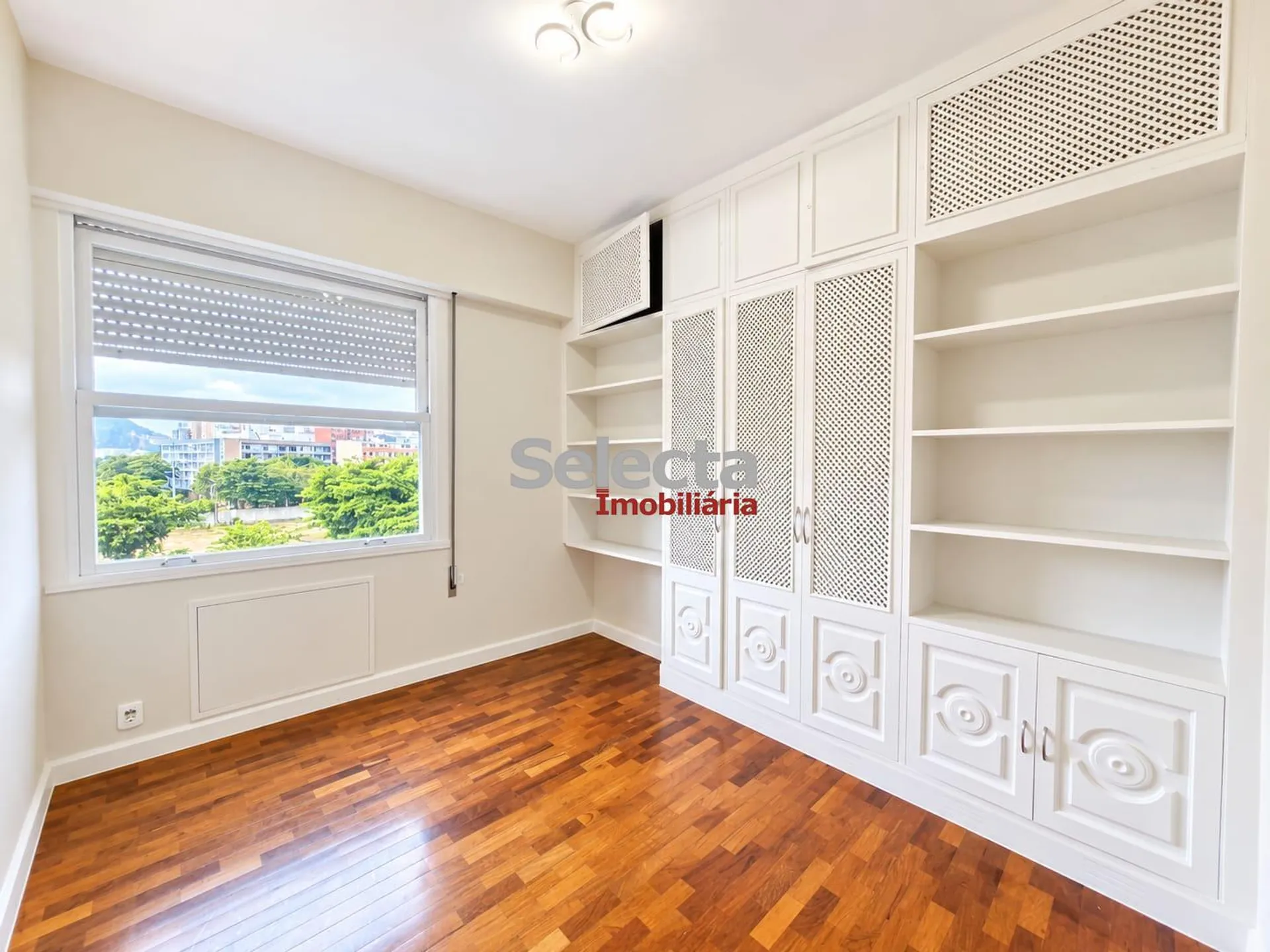Apartment, 160 m², with wood or laminate floors — photo 3