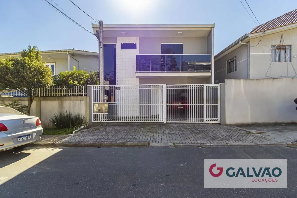 3-bedroom house with a grill on the balcony