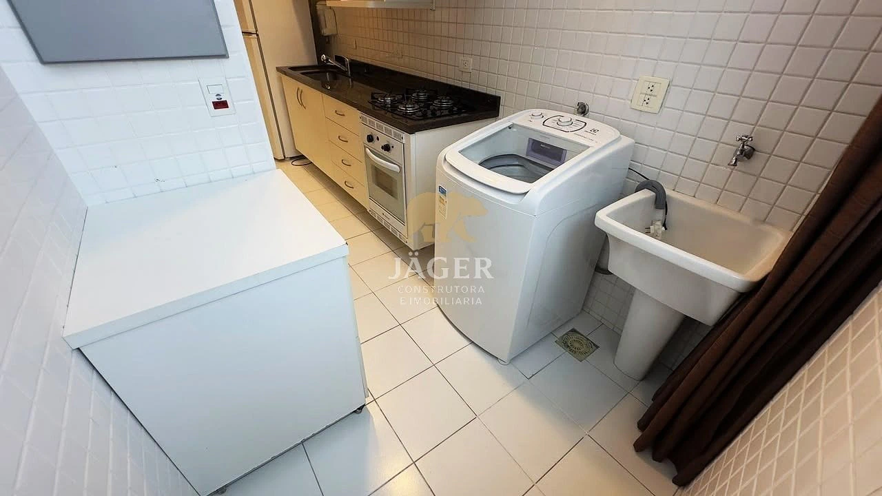 185 m² apartment with a bathtub and a glass-enclosed balcony — photo 24