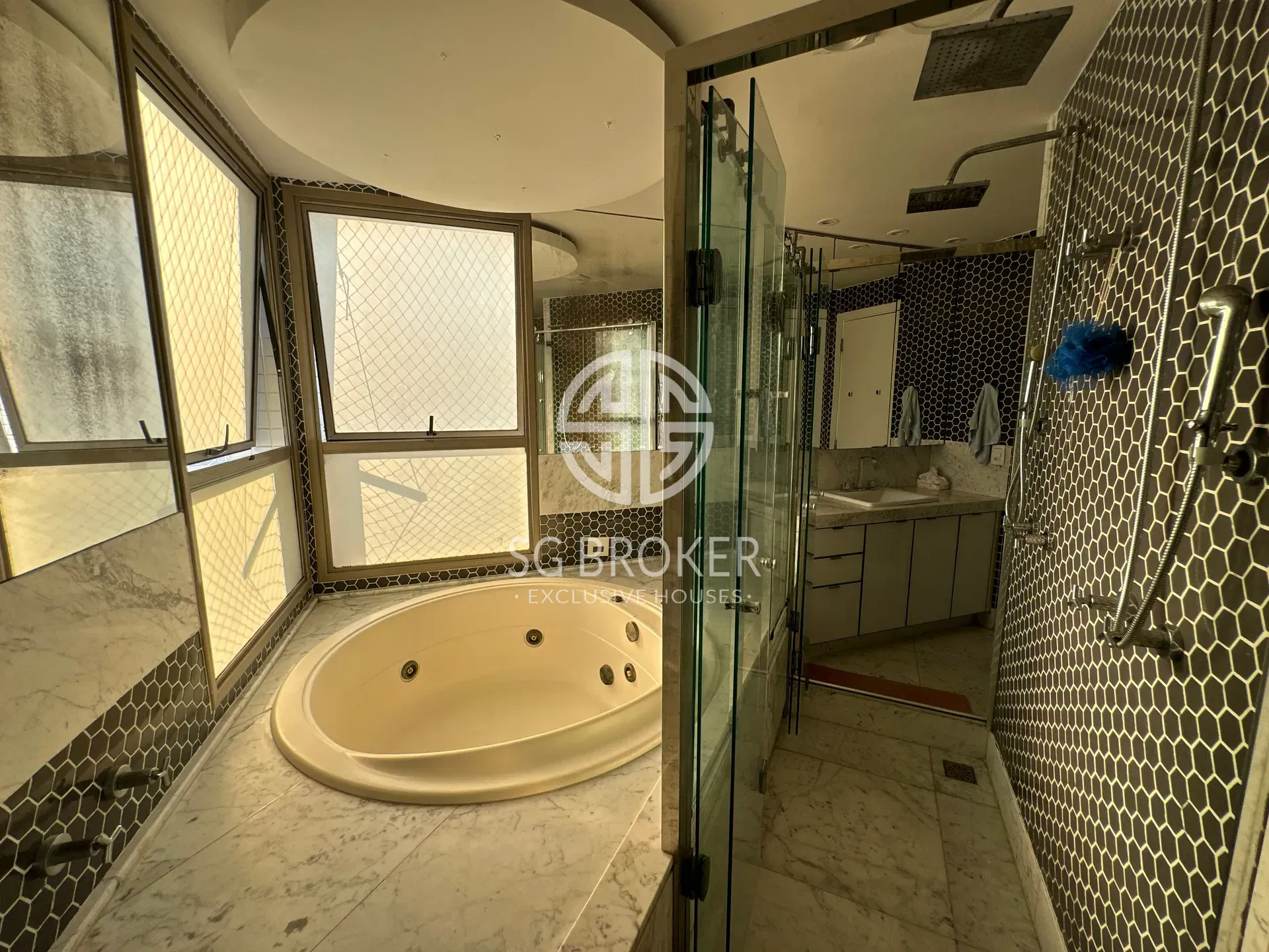Furnished apartment with open-plan kitchen and 4 bedrooms — photo 54