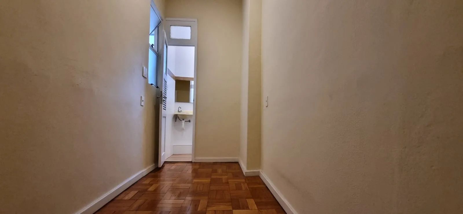 Wood or laminate floors in a one-bedroom apartment, 53 m² — photo 9