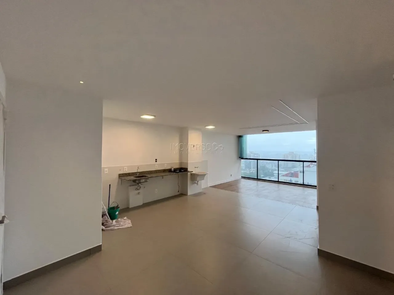 Glass-enclosed balcony in a 3-bedroom apartment, 120 m² — photo 6