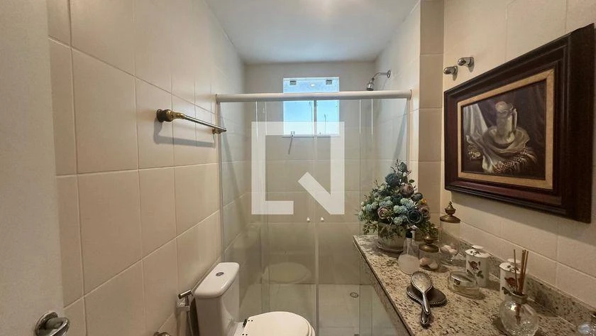 Walk-in closet in a 5-bedroom house, 250 m² — photo 36