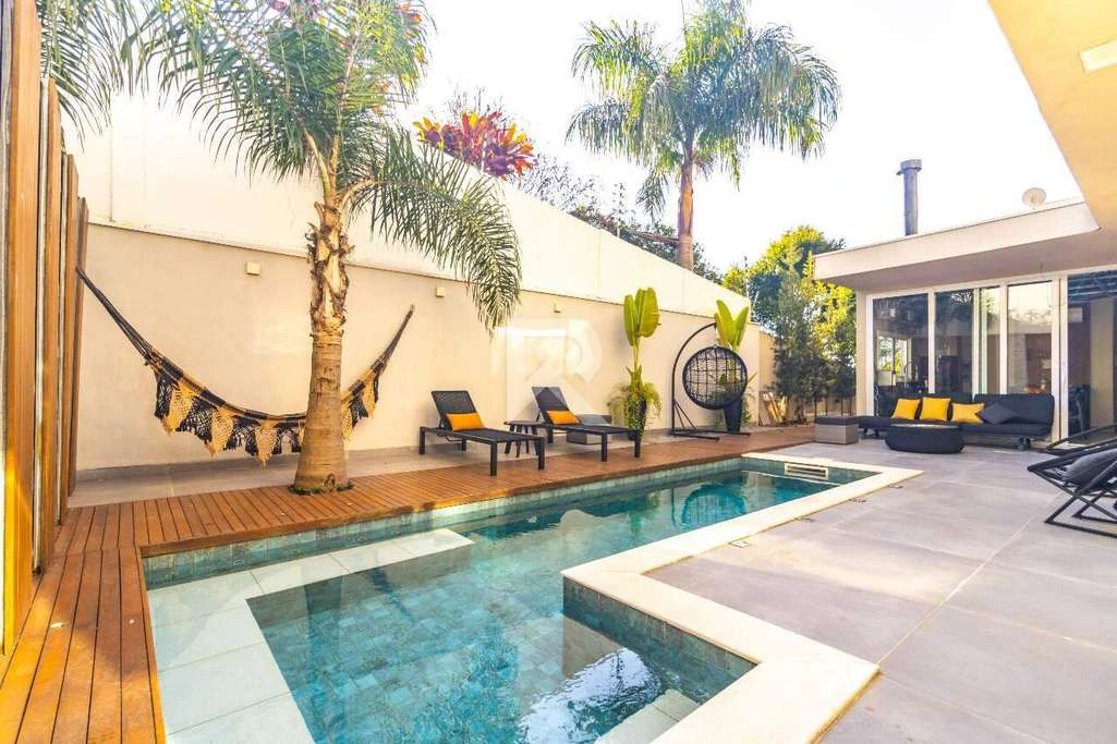 4 en-suite bedroom house, 515 m², 3 parking spots and garden — photo 4