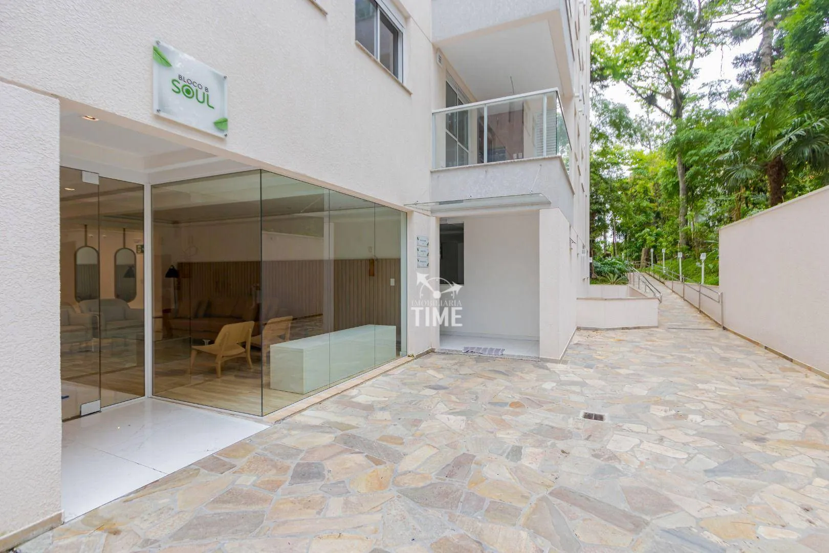 Balcony with a grill in a 3-bedroom apartment, 107 m² — photo 93