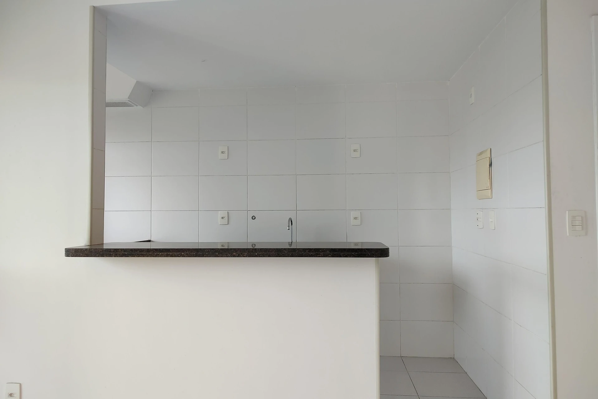 Unfurnished apartment with an open-plan kitchen and balcony — photo 2