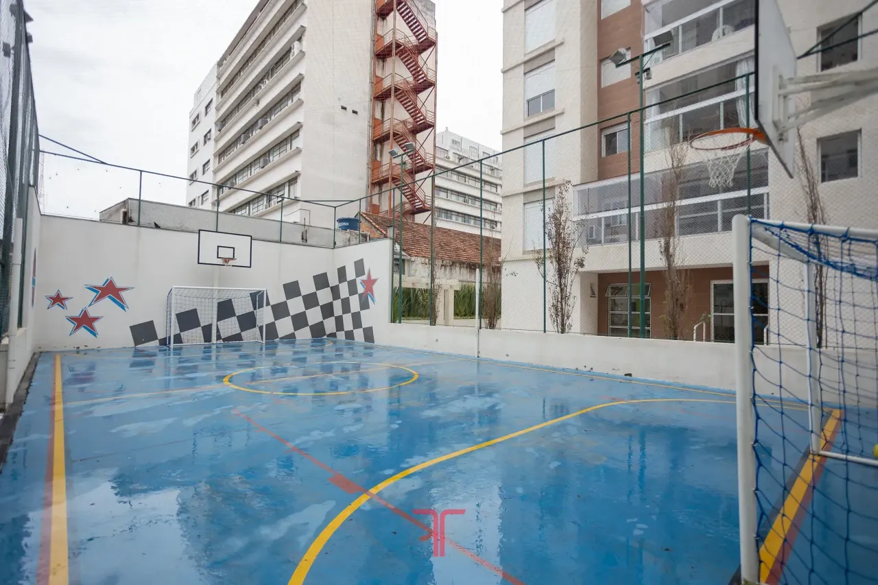 3-bedroom apartment in a building with a pool — photo 5