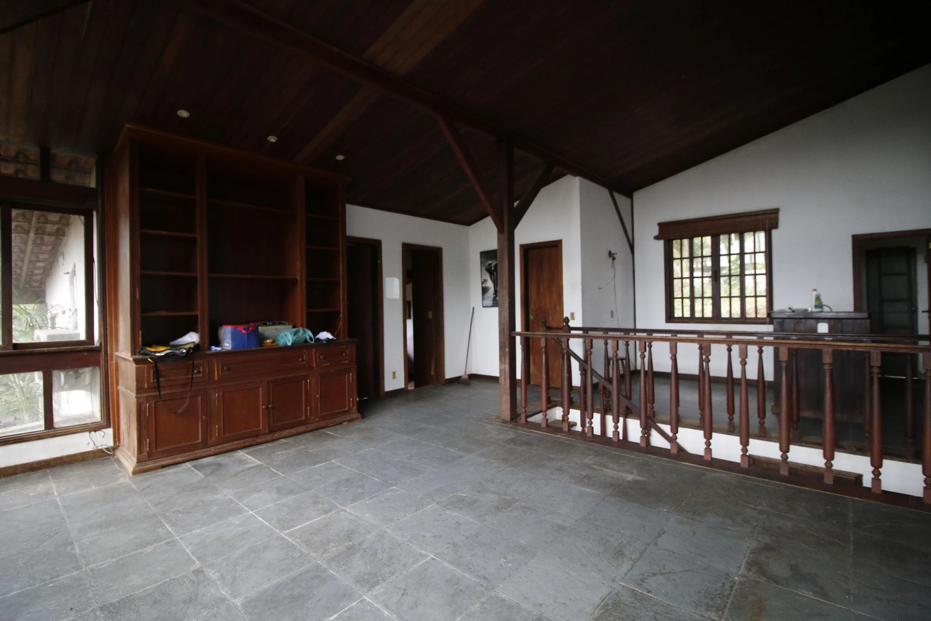 500 m² house with floor-to-ceiling windows and a bathtub — photo 5