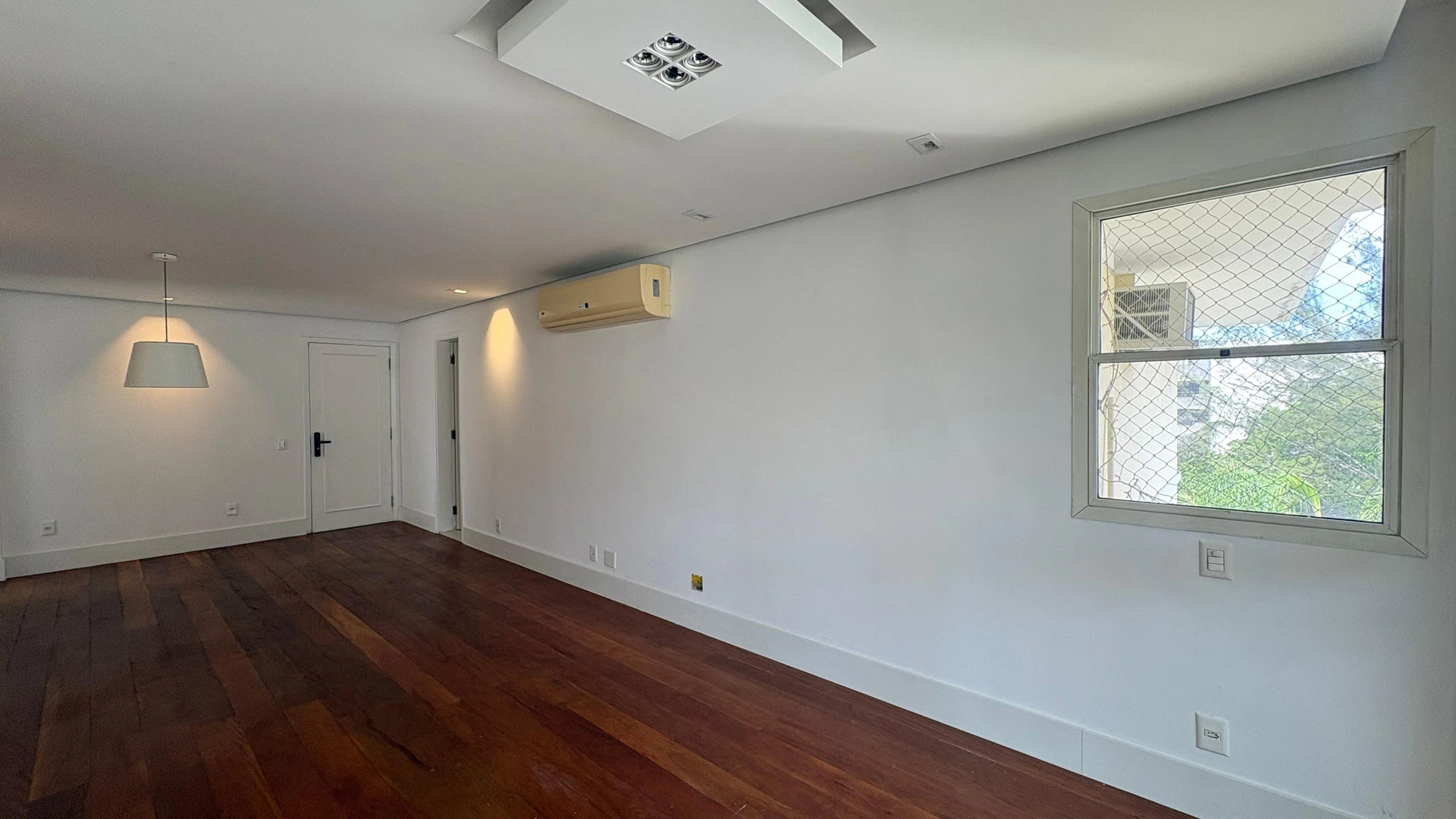 3-bedroom apartment with a glass-enclosed balcony — photo 15