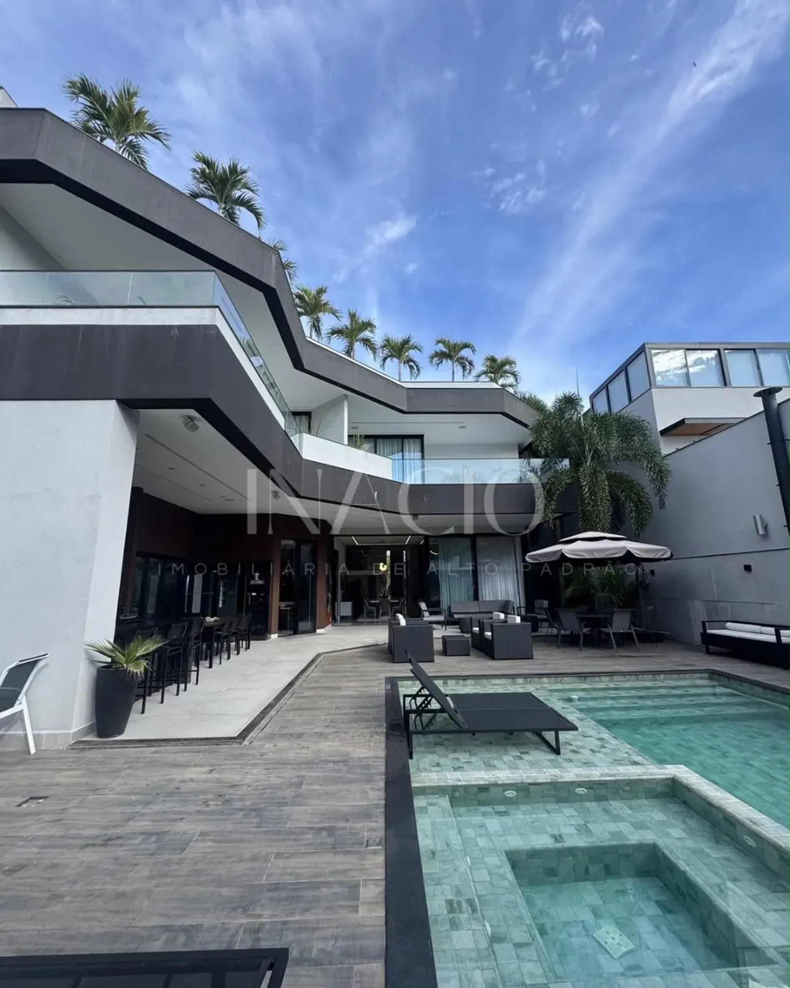 Furnished house, 600 m², with floor-to-ceiling windows — photo 7