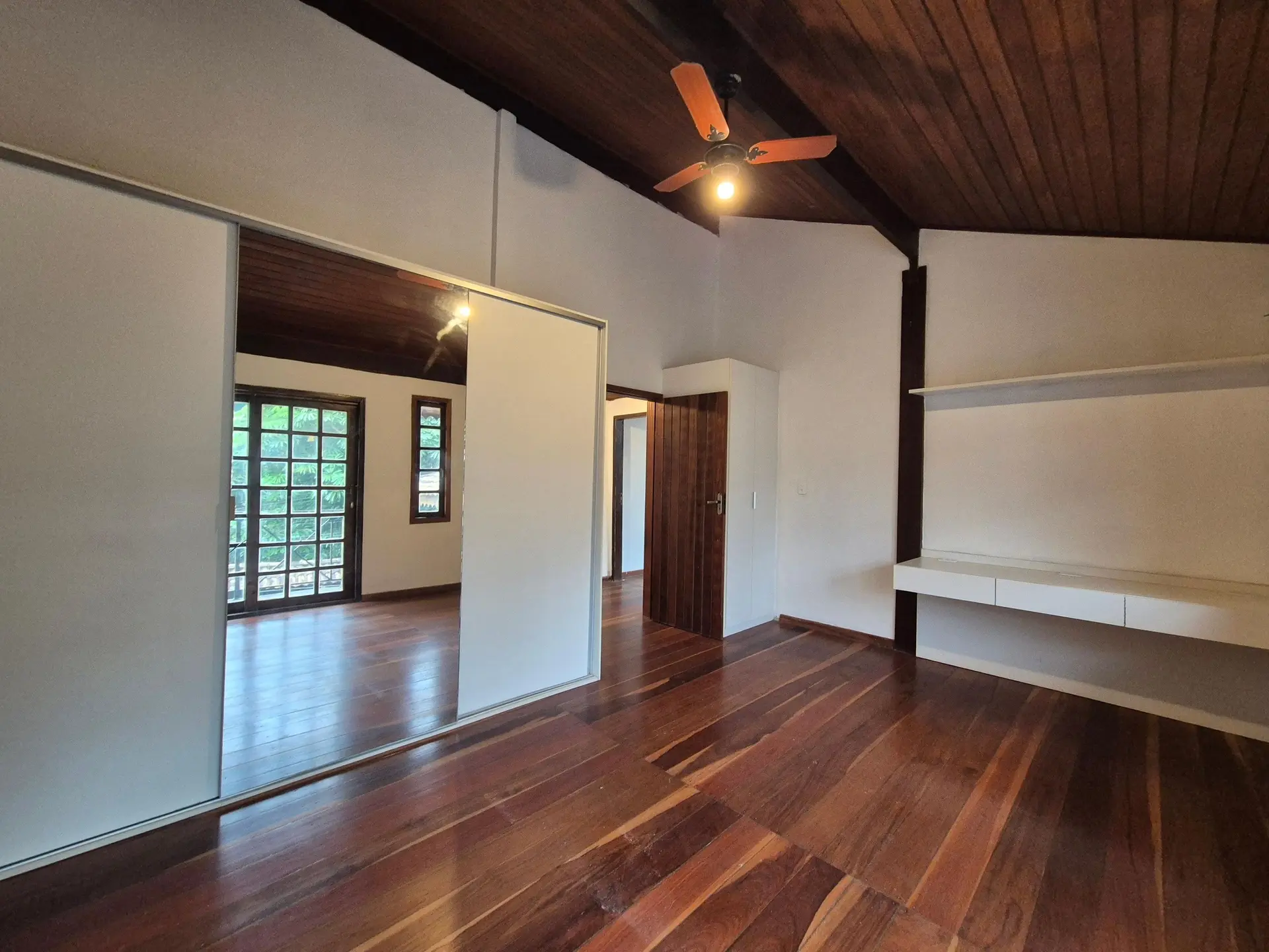 Balcony with a grill in a 3-bedroom house, 150 m² — photo 46
