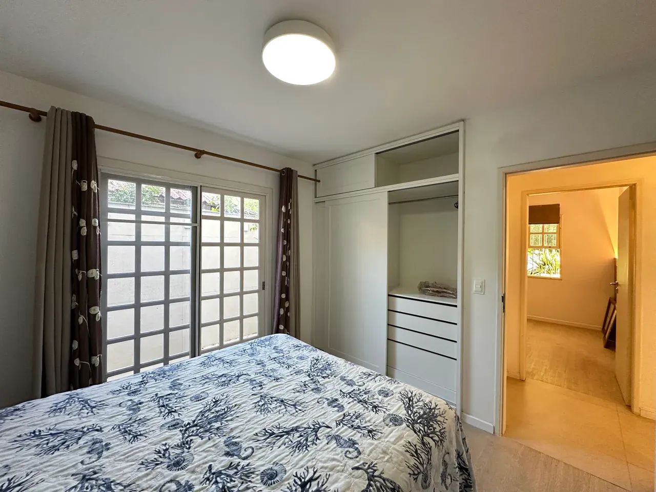 Casa de 320 m² com janelas do piso ao teto e lareira — photo 31