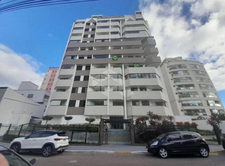 Apartamento sem mobília com 3 quartos e varanda