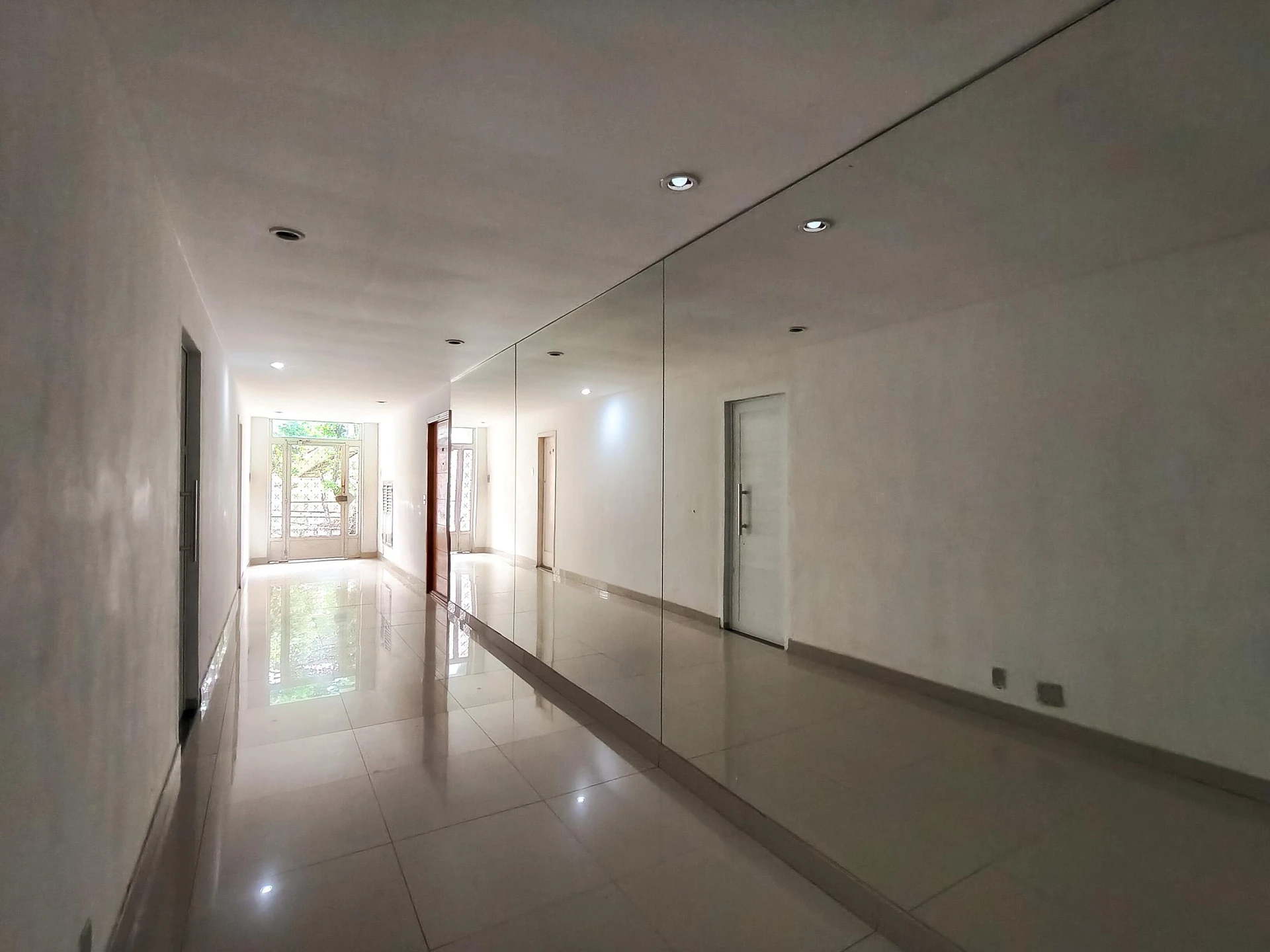 2-bedroom apartment with 2 bathrooms and mountain views — photo 32