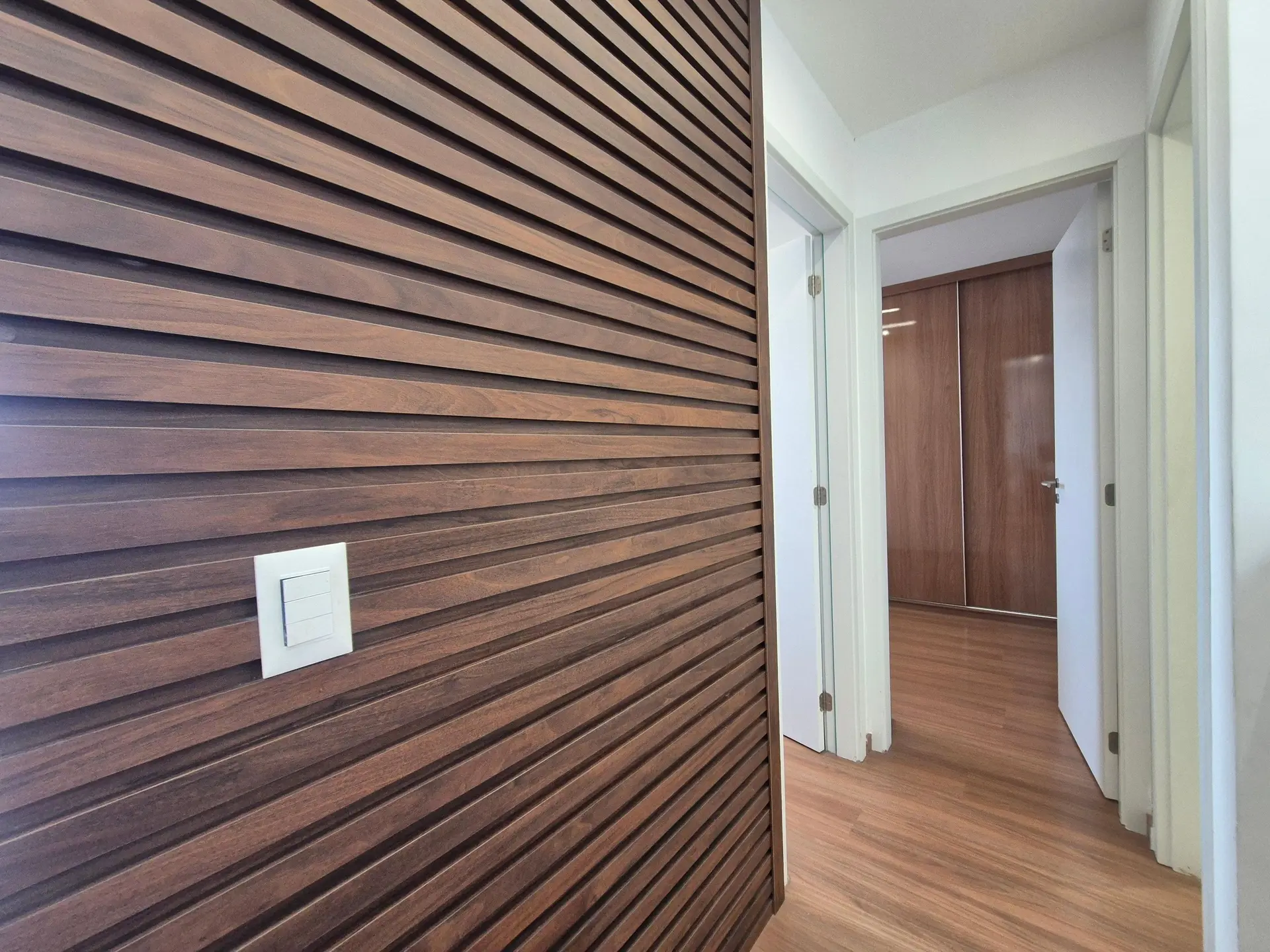 Furnished 2-bedroom apartment with enclosed balcony — photo 37