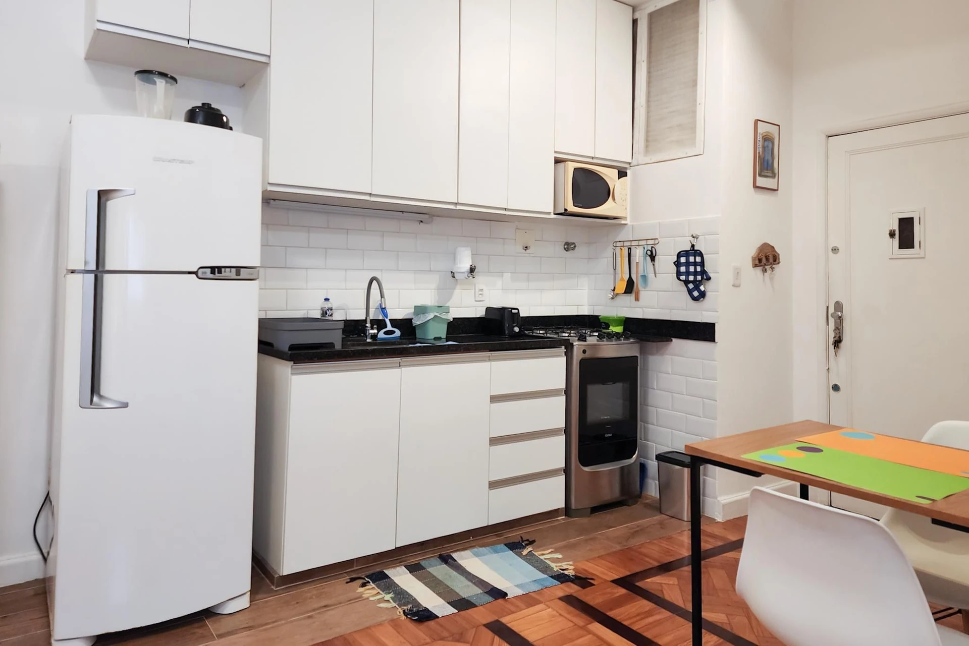 Monoambiente con espacio de home office en Rio de Janeiro — photo 10