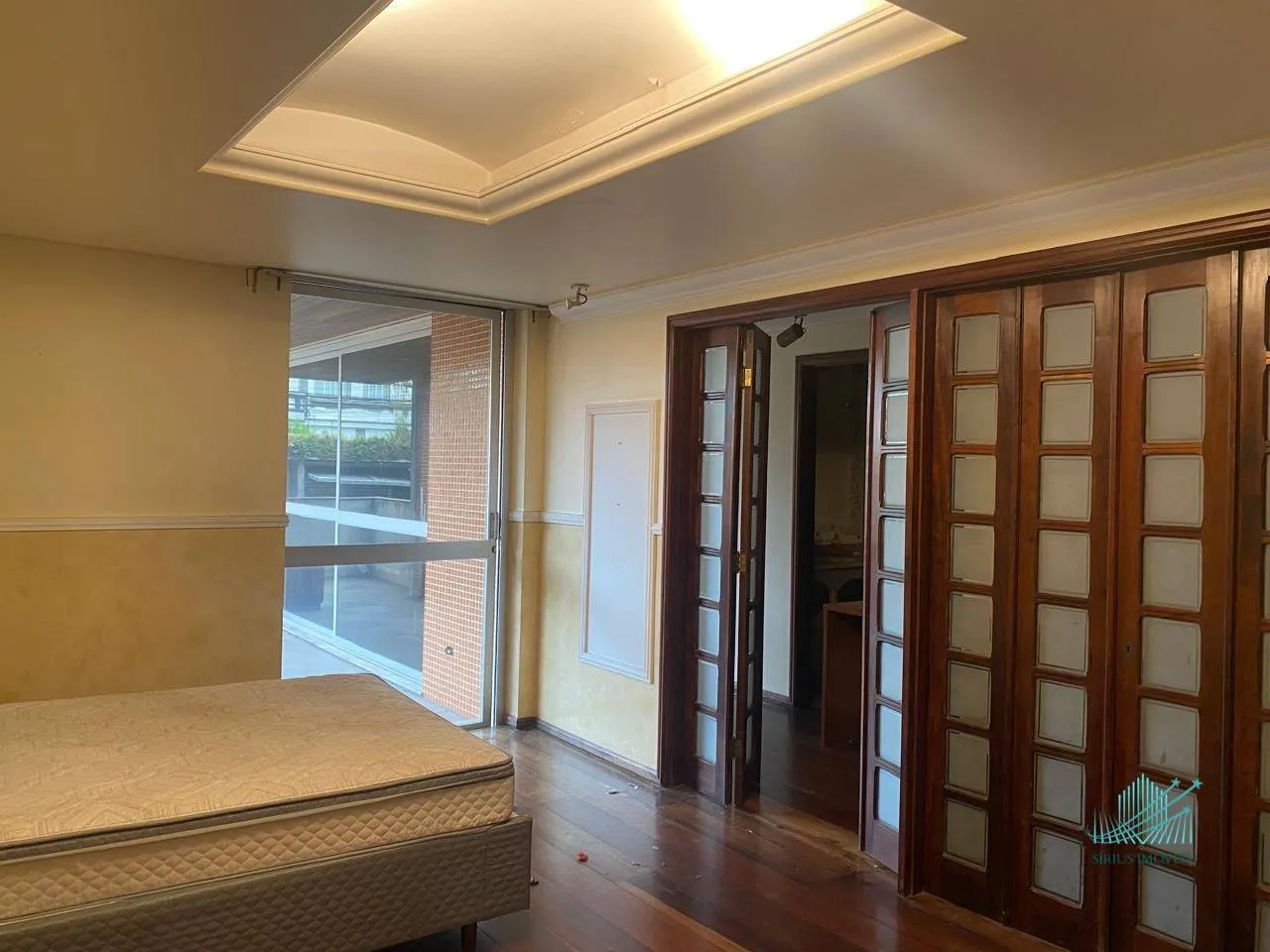 4-bedroom apartment with enclosed glass balcony — photo 5
