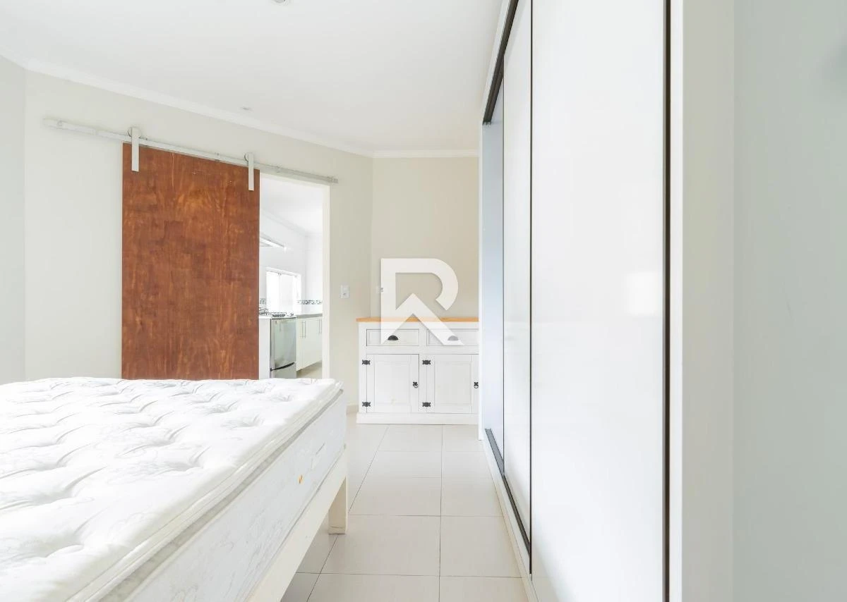 250 m² house with a walk-in closet and a bathtub — photo 9