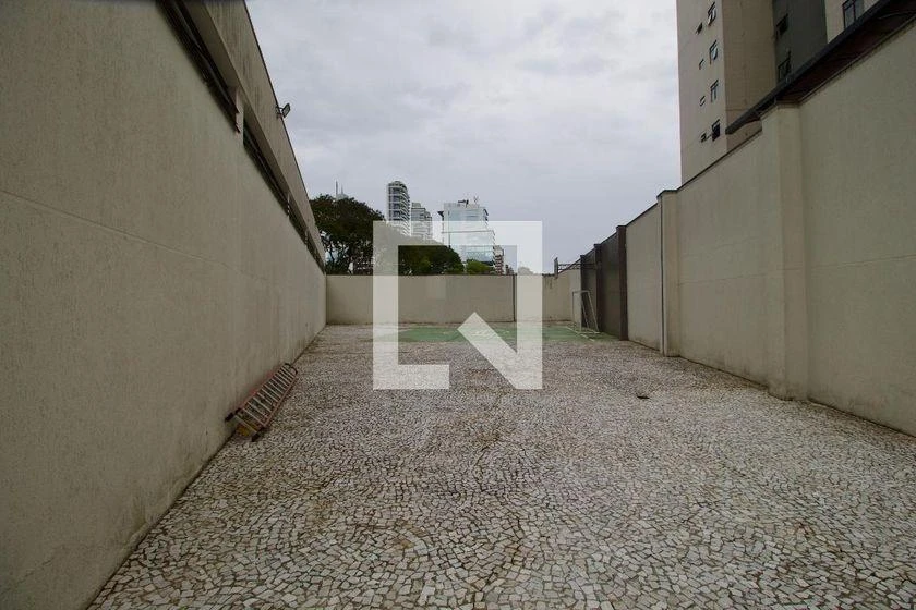 147 m² apartment with a home office and a bathtub — photo 26