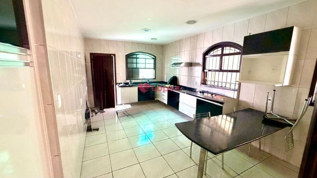 Casa de 450 m² com 3 quartos e fogão a gás — photo 50