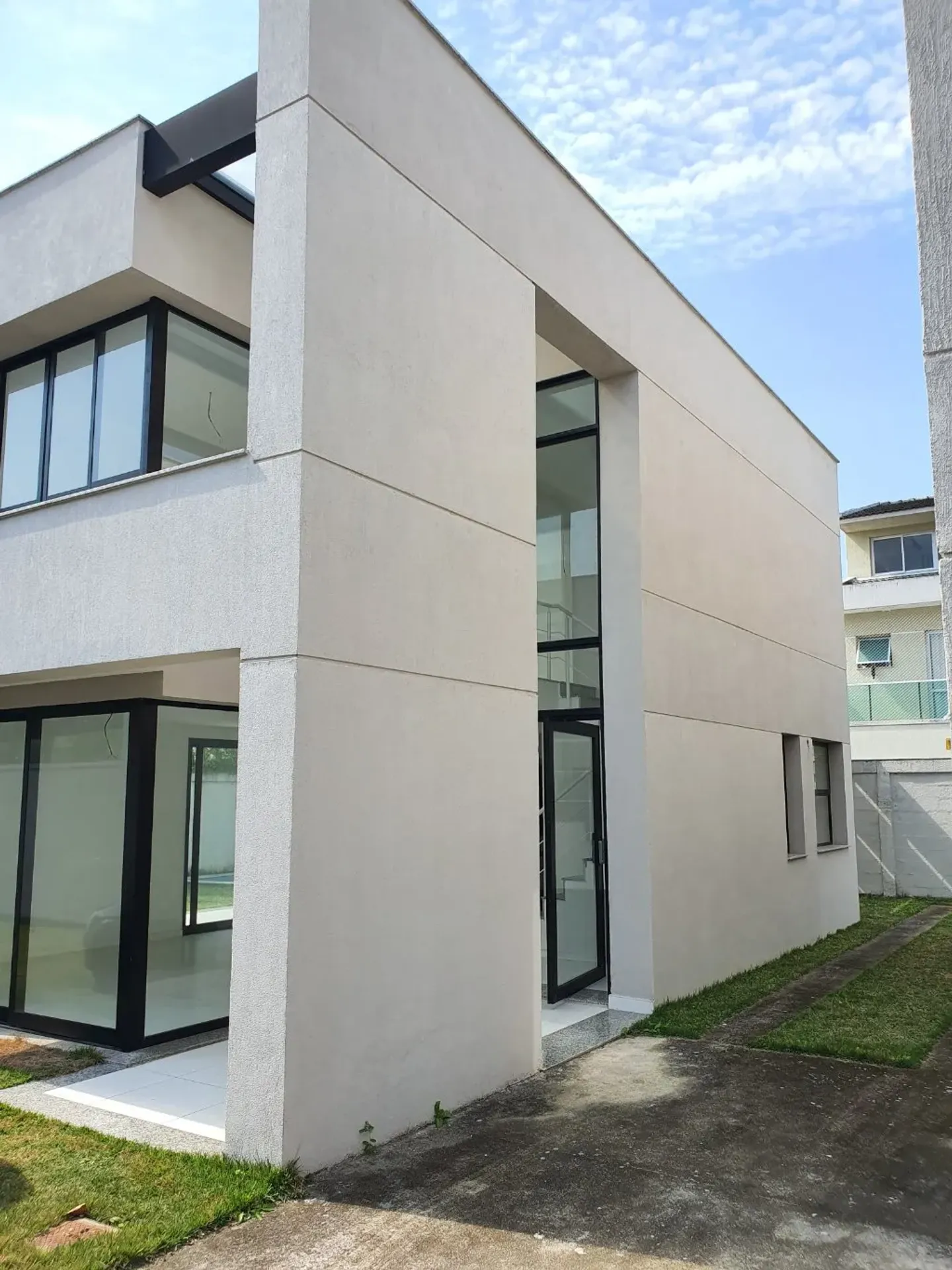 Floor-to-ceiling windows in a 4-bedroom house, 366 m² — photo 6