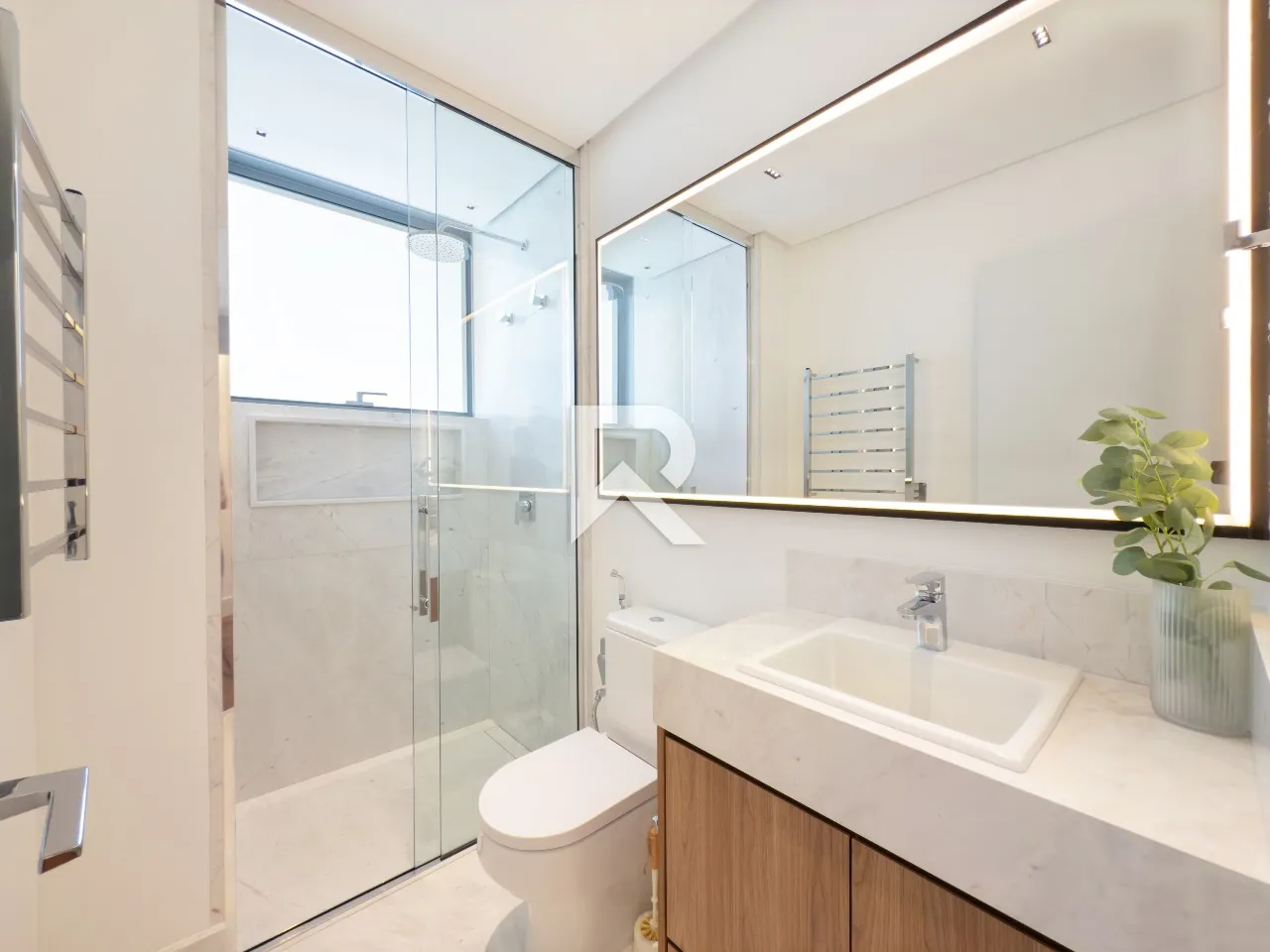 Furnished apartment with 4 en-suite suites and 4 parking spaces — photo 12