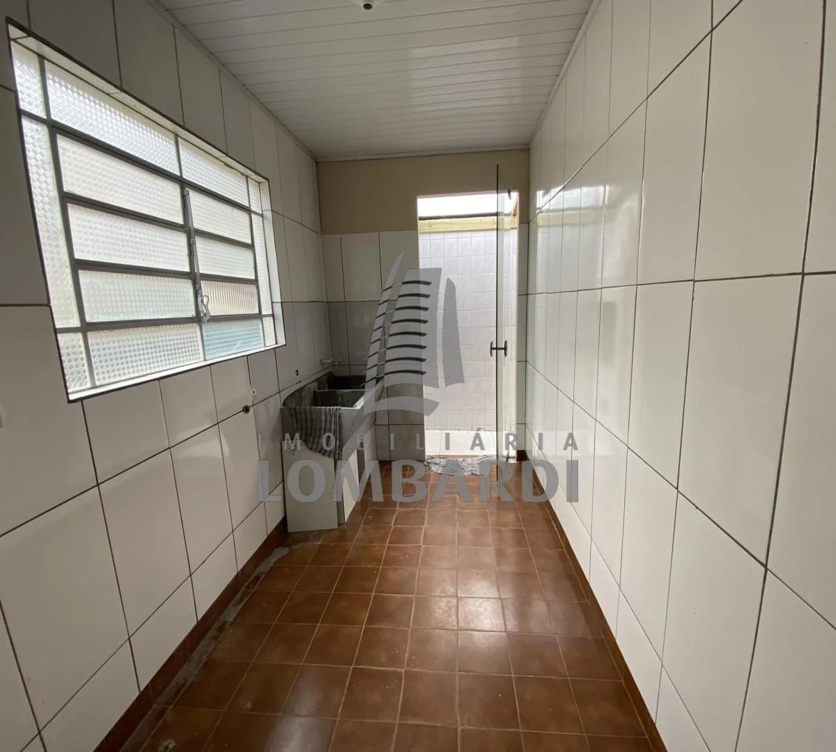 Wood or laminate floors in a 3-bedroom house, 100 m² — photo 2