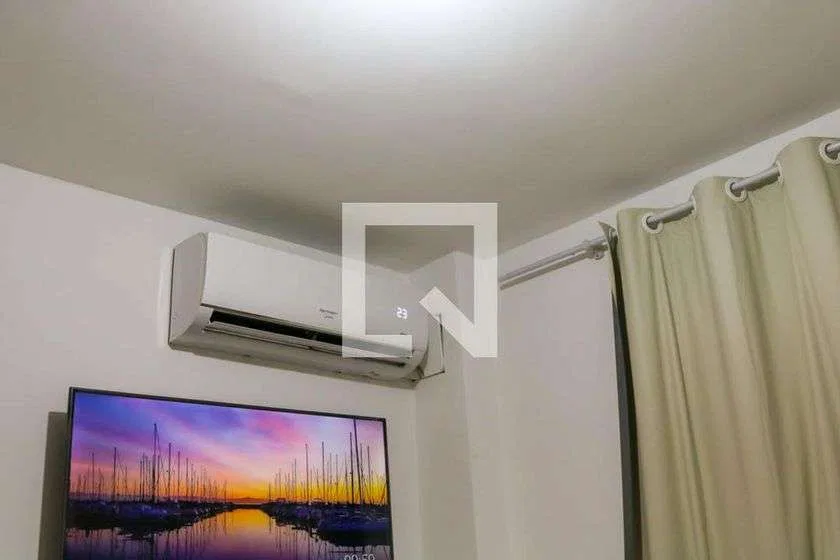 1-bedroom furnished apartment with built-in closets — photo 8