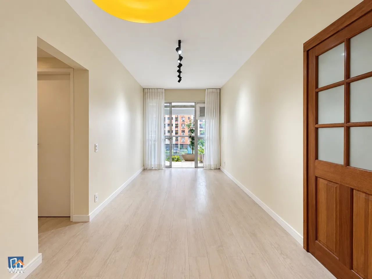 Glass-enclosed balcony in a 2-bedroom apartment, 88 m² — photo 7
