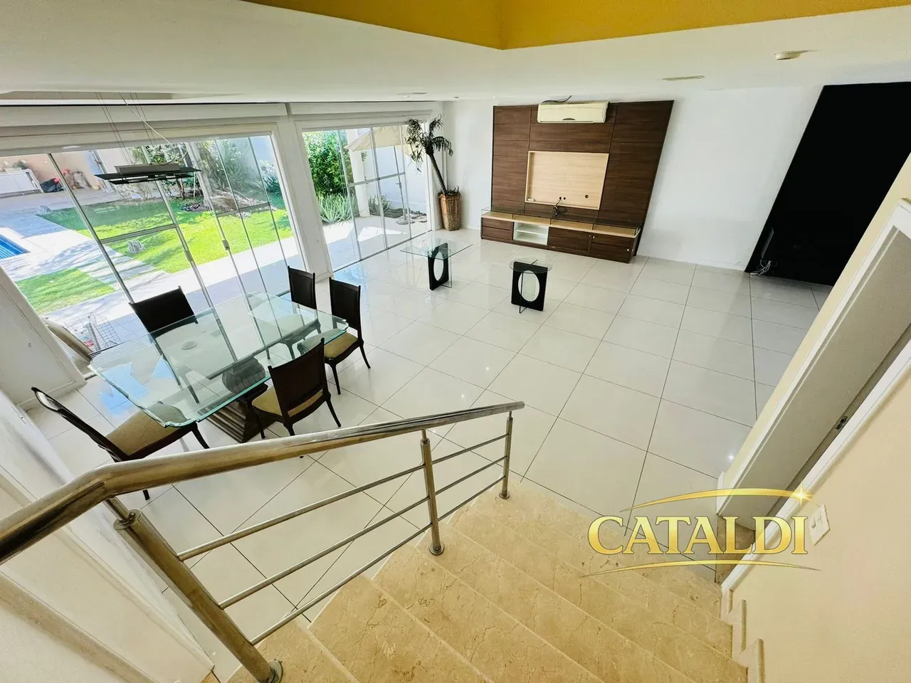 Furnished house, 400 m², with floor-to-ceiling windows — photo 6