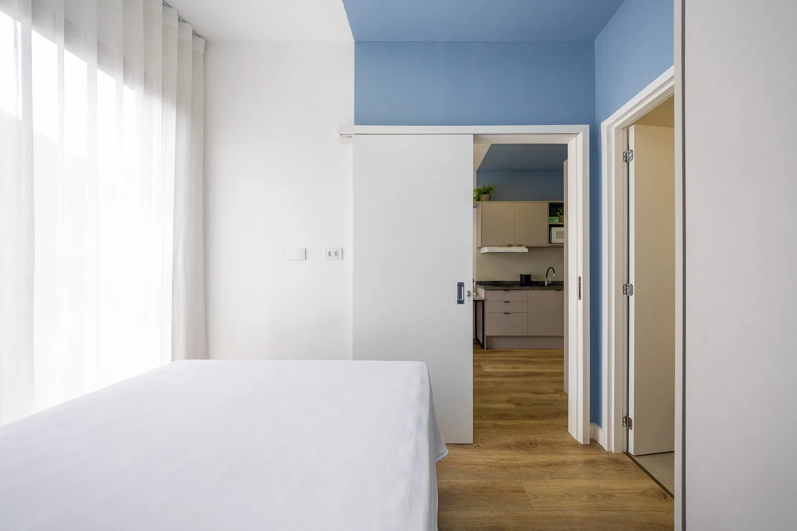 27 m² studio with a washing machine and a home office — photo 7
