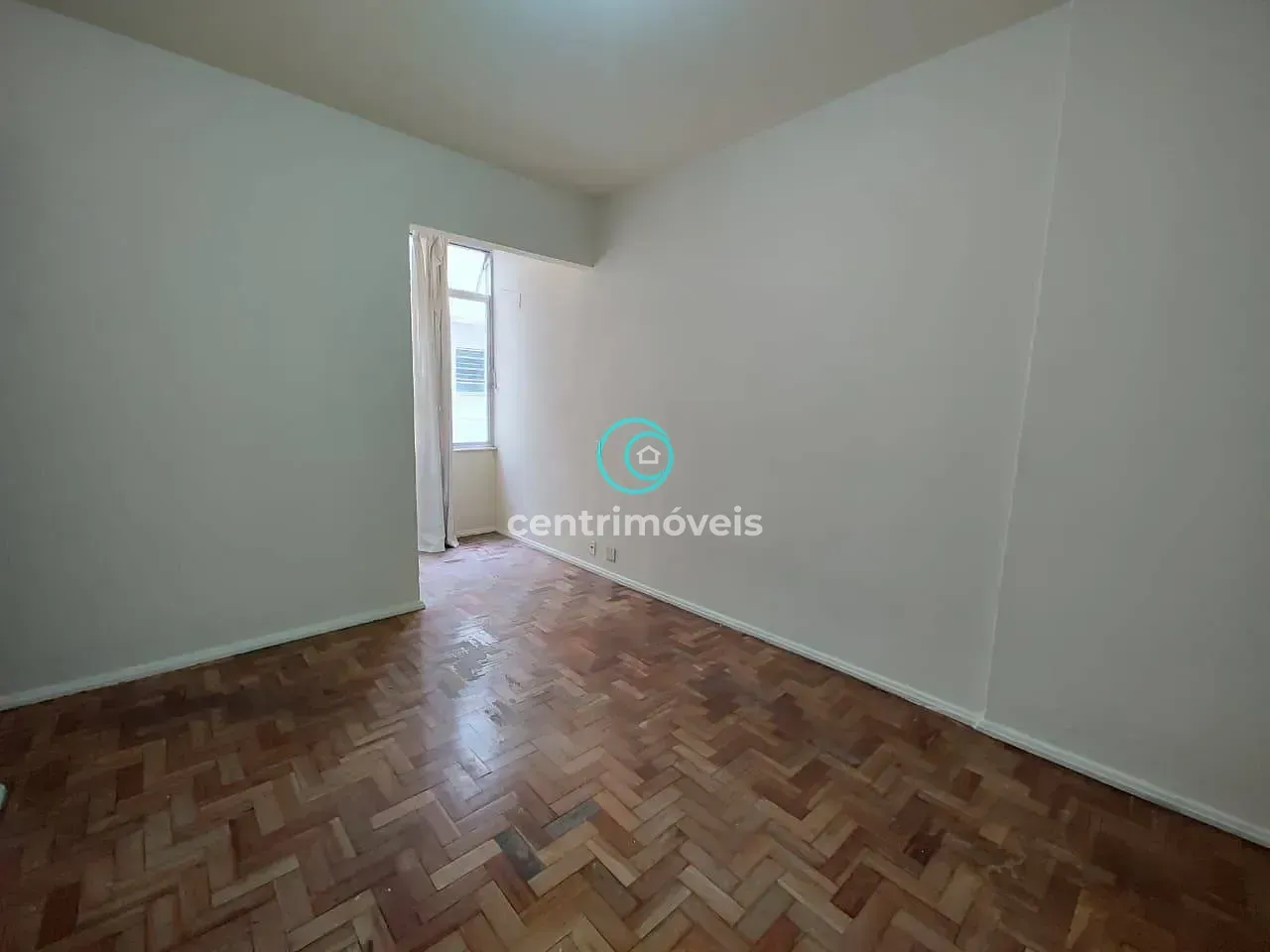 Wood or laminate floors in a one-bedroom apartment, 52 m² — photo 22