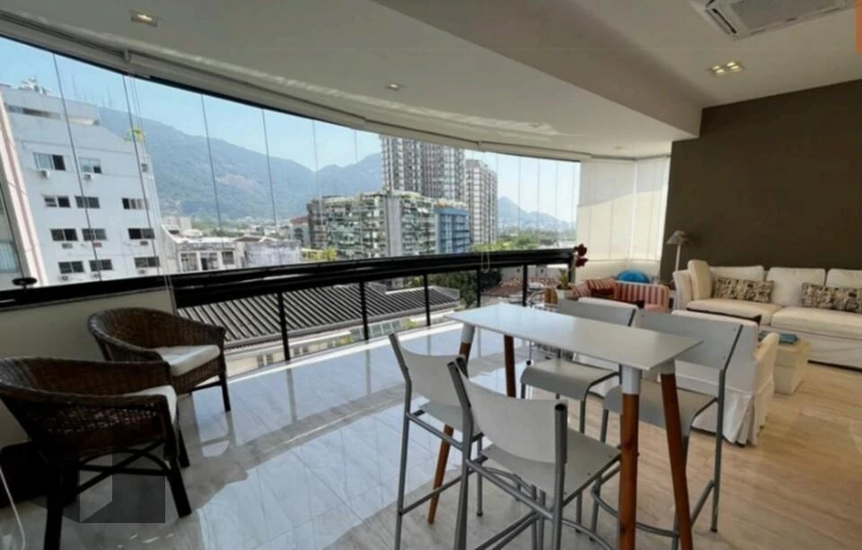 4-bedroom apartment in a building with a pool — photo 3