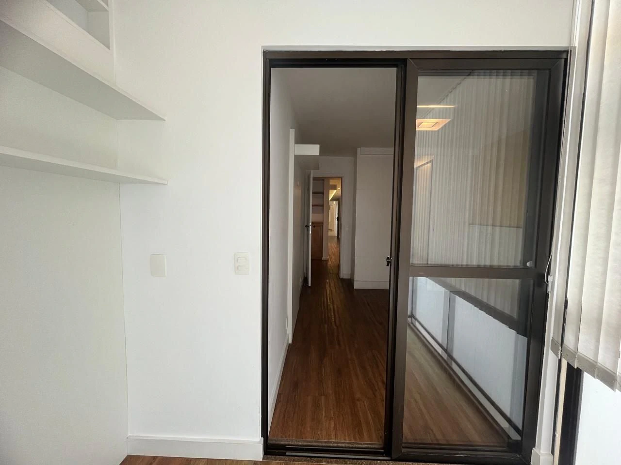 Glass-enclosed balcony in a 3-bedroom apartment, 160 m² — photo 16