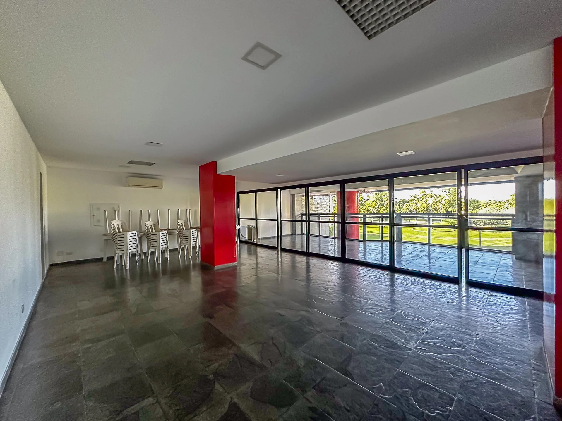 Furnished 2-bedroom apartment with 2 bathrooms — photo 25