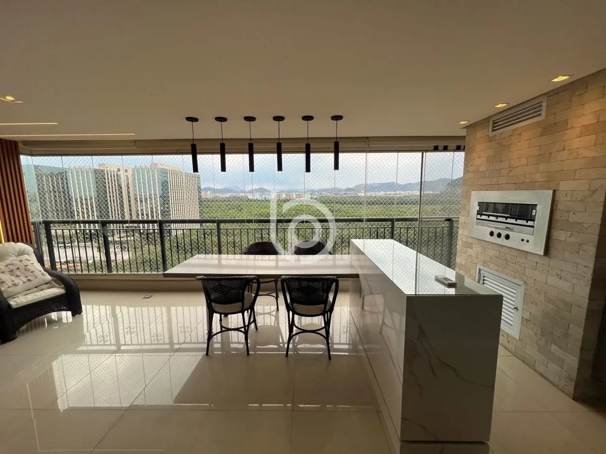 Balcony with a grill in a 4-bedroom apartment, 170 m² — photo 10