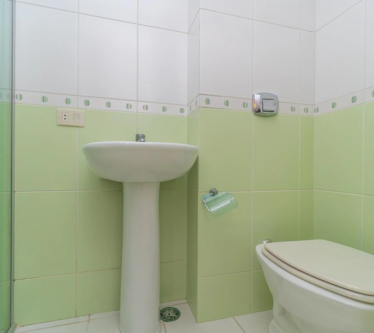 2-bedroom apartment with wood or laminate floors in Curitiba — photo 9